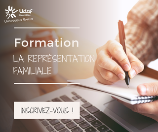 Personne avec bloc note, stylo et ordinateur